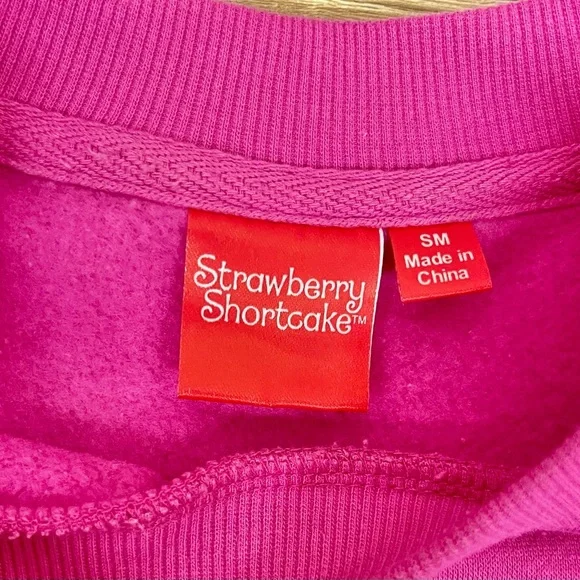 STRAWBERRY SHORTCAKE With Friends Fuchsia Pink Oversized Sweatshirt Size S - Picture 4 of 5